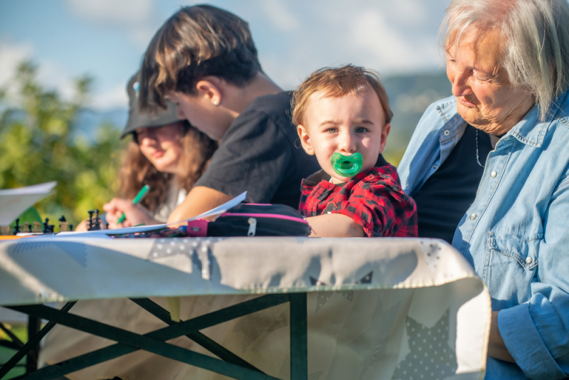 Familie barbecue met een ouderwets tintje