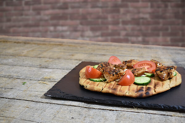 Saté Flatbread met Kipspies van de barbecue